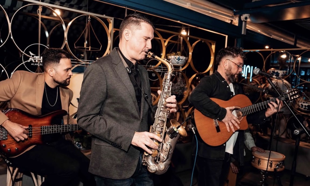 Saxofonista invitado con la banda