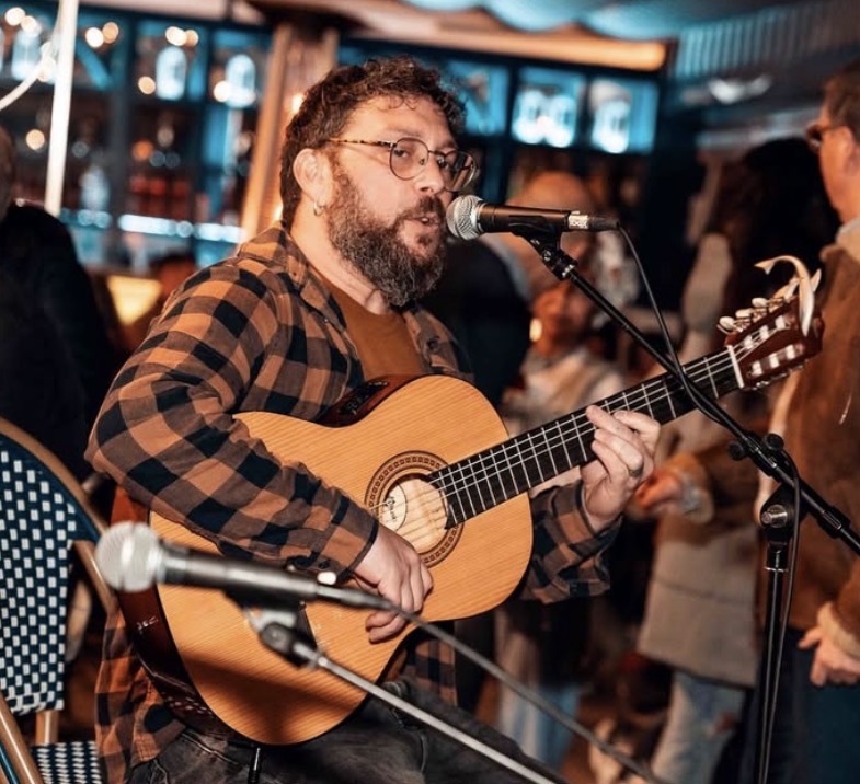 Juanjo cantando a la guitarra